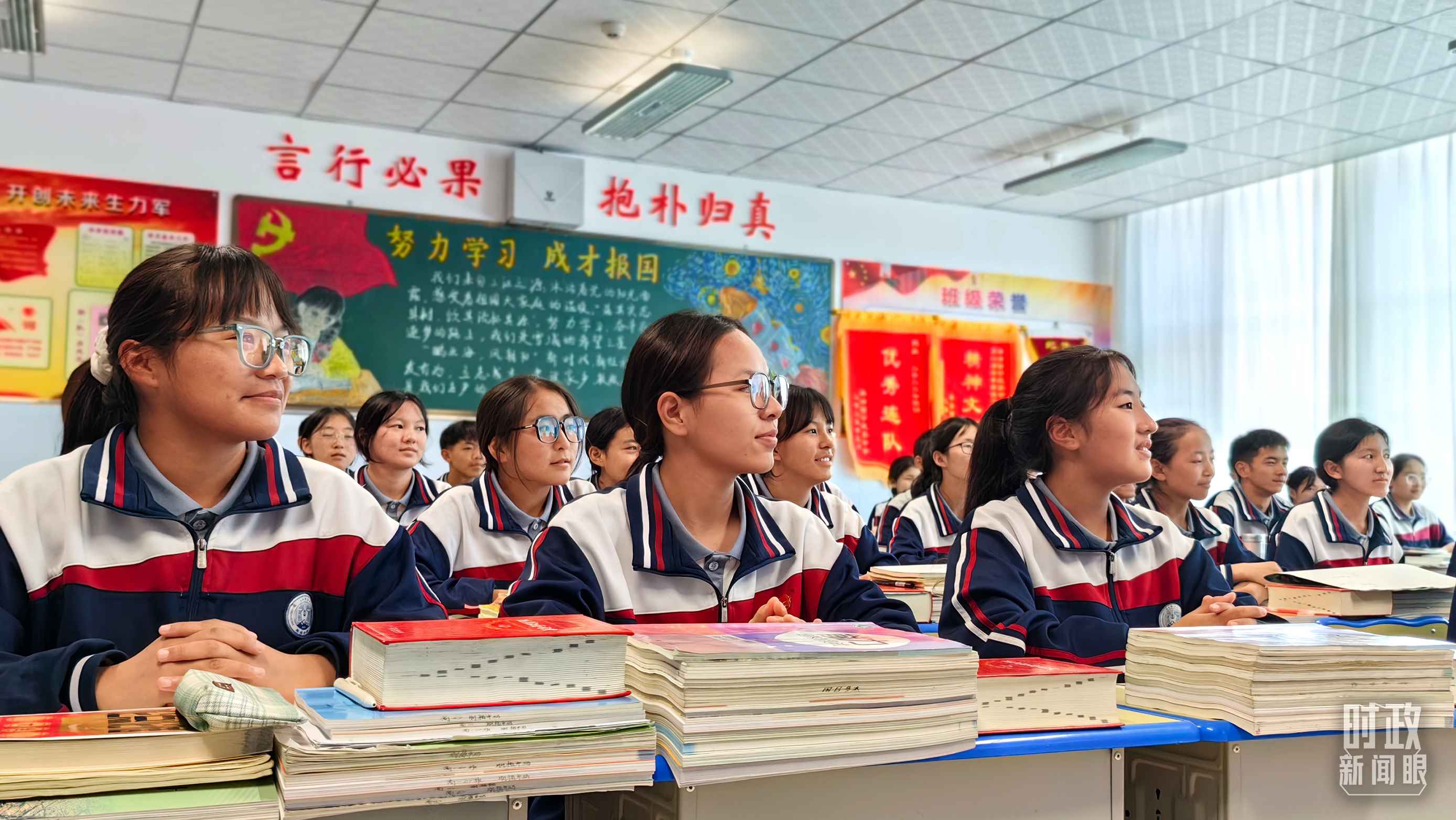 △果洛西寧民族中學(xué)高一（1）班的“新時(shí)代、新家鄉(xiāng)”主題思政課。（總臺(tái)央視記者段德文拍攝）