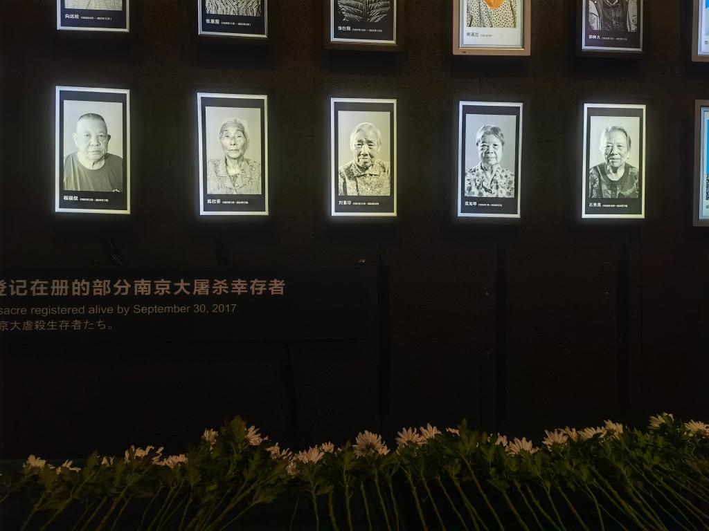 7月18日，侵華日軍南京大屠殺遇難同胞紀(jì)念館內(nèi)舉行“熄燈”悼念儀式，為今年離世的5位幸存者老人送行。新華社記者邱冰清 攝