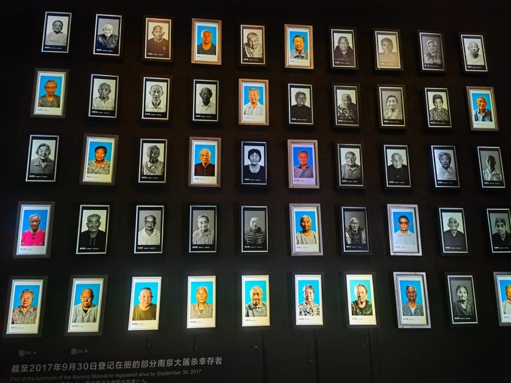 侵華日軍南京大屠殺遇難同胞紀(jì)念館內(nèi)的幸存者照片墻局部。新華社記者邱冰清 攝