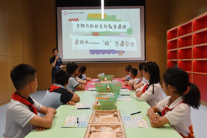 2024年5月18日，小學(xué)生在陜西歷史博物館秦漢館參加“文物與科技”系列教育課程。新華社記者 李一博 攝