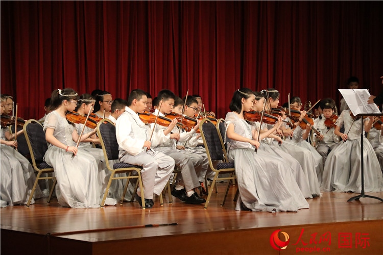 北京市學(xué)生金帆藝術(shù)團(tuán)的學(xué)生們演奏音樂(lè)。人民網(wǎng)記者 李志偉攝