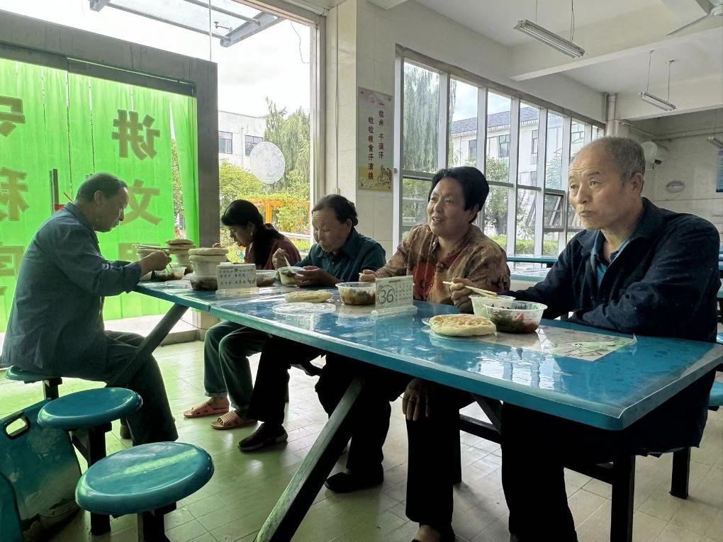 圖為鳳縣河口鎮(zhèn)中心小學(xué)臨時安置點內(nèi)正在吃飯的受災(zāi)群眾。新華社記者 劉彤 攝