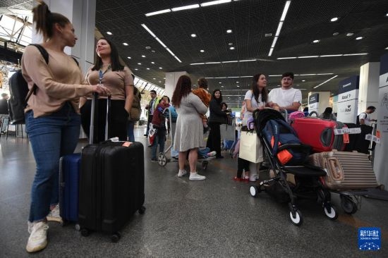 7月19日，受影響航班的旅客在巴西首都巴西利亞機(jī)場等待。新華社發(fā)（盧西奧·塔沃拉 攝）