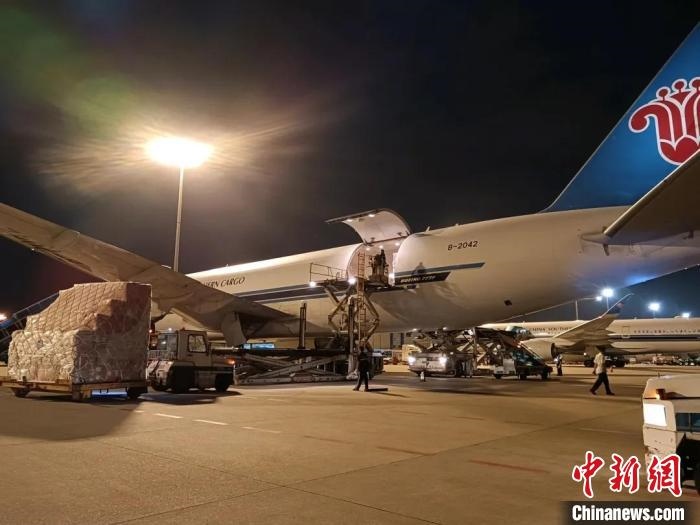 南航物流客機正裝運前往巴黎的跨境電商貨物。南方航空 供圖