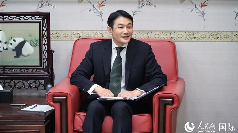使館發(fā)言人畢海波公參介紹黨的二十屆三中全會情況并回答記者提問。人民網(wǎng) 郭錦標(biāo)攝