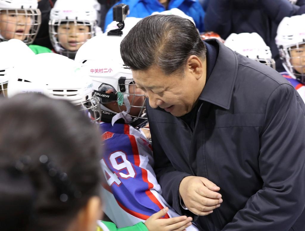 2017年2月24日，習(xí)近平總書記在北京五棵松體育中心考察時(shí)同青少年冰球愛好者“撞肩”，表示相互問候。新華社記者 丁林 攝