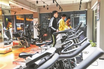 年輕人在江蘇省一人才社區(qū)的健身房運(yùn)動(dòng)。 新華社記者 楊磊攝