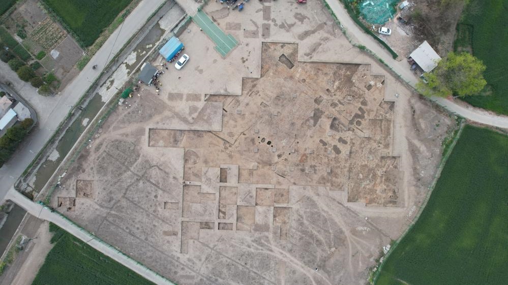 這是2024年3月23日拍攝的四川省廣漢市三星堆遺址發(fā)掘區(qū)（無(wú)人機(jī)照片）。新華社發(fā)（四川省文物考古研究院供圖）