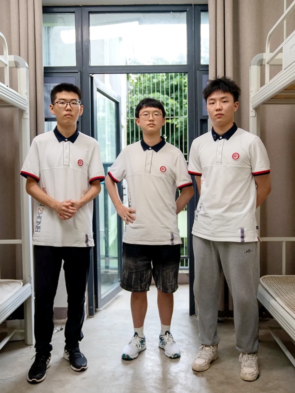 三名同學(xué)在宿舍合影。清華大學(xué)供圖