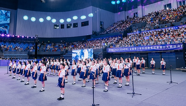 開幕式現(xiàn)場，學(xué)生們朗誦“科技強(qiáng)國 未來有我” 。主辦方供圖