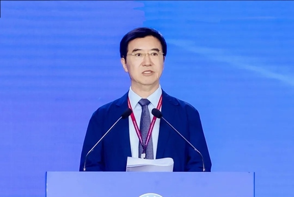 杜玉波在第八屆產(chǎn)教融合發(fā)展大會(huì)上作主旨報(bào)告。中國高等教育學(xué)會(huì)供圖