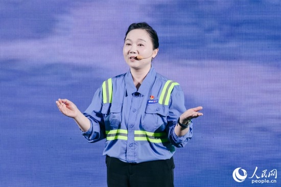 黃英紅講述在互聯(lián)網(wǎng)“種地”的故事。人民網(wǎng)攝