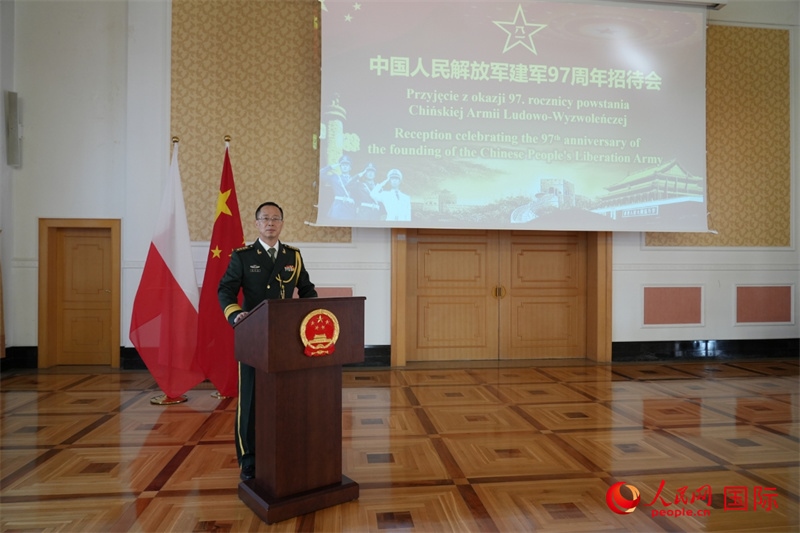 波蘭使館國(guó)防武官?gòu)堃笮Ｔ谡写龝?huì)上致辭。人民網(wǎng)記者 李增偉攝 