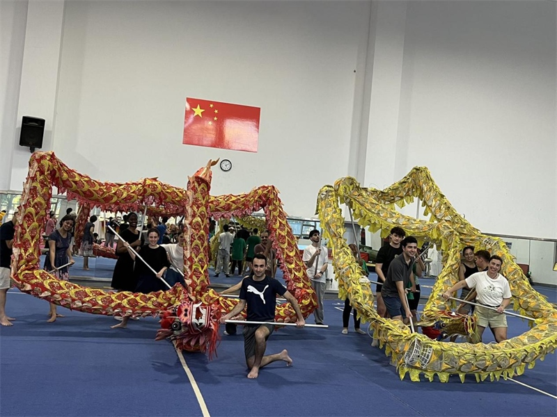 在中國和巴西共迎兩國建交50周年之際，巴西圣保羅州立大學孔子學院今年7月成功組織多批、近40名巴西青少年來華進行短期訪問交流，圖為訪問團成員在中國參加文化體驗活動。 巴西圣保羅州立大學孔子學院供圖