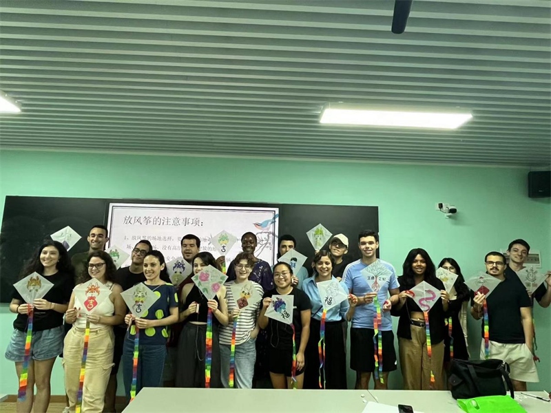 在中國和巴西共迎兩國建交50周年之際，巴西圣保羅州立大學孔子學院今年7月成功組織多批、近40名巴西青少年來華進行短期訪問交流，圖為訪問團成員參加文化體驗活動。 巴西圣保羅州立大學孔子學院供圖