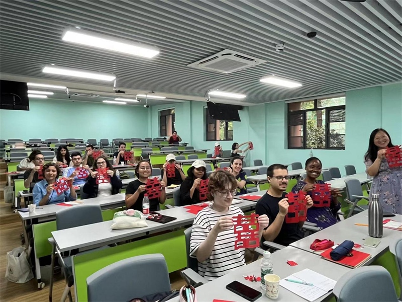 在中國和巴西共迎兩國建交50周年之際，巴西圣保羅州立大學孔子學院今年7月成功組織多批、近40名巴西青少年來華進行短期訪問交流，圖為訪問團成員參加文化體驗活動。 巴西圣保羅州立大學孔子學院供圖