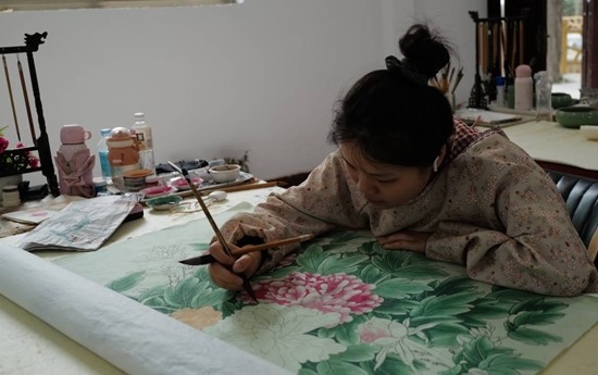 當?shù)剞r(nóng)民畫師正在作畫。受訪者供圖