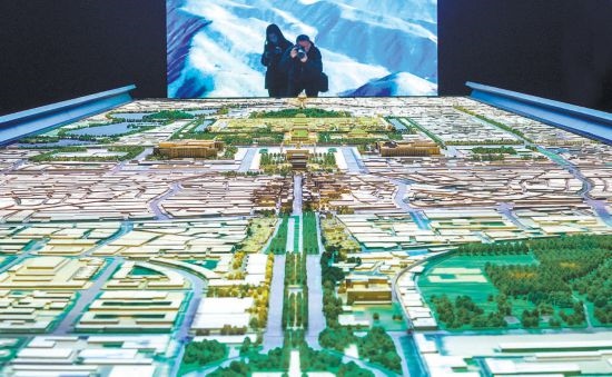 首都博物館“輝煌中軸”展廳內(nèi)，十六米長的中軸線沙盤，配以立體投影技術，展現(xiàn)北京中軸線之壯美。 本報記者 武亦彬攝