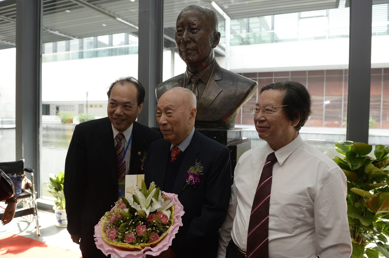 2014年7月31日，“寧波幫”代表人士李達(dá)三（中）在自己的塑像前留影。圖片來源：新華社