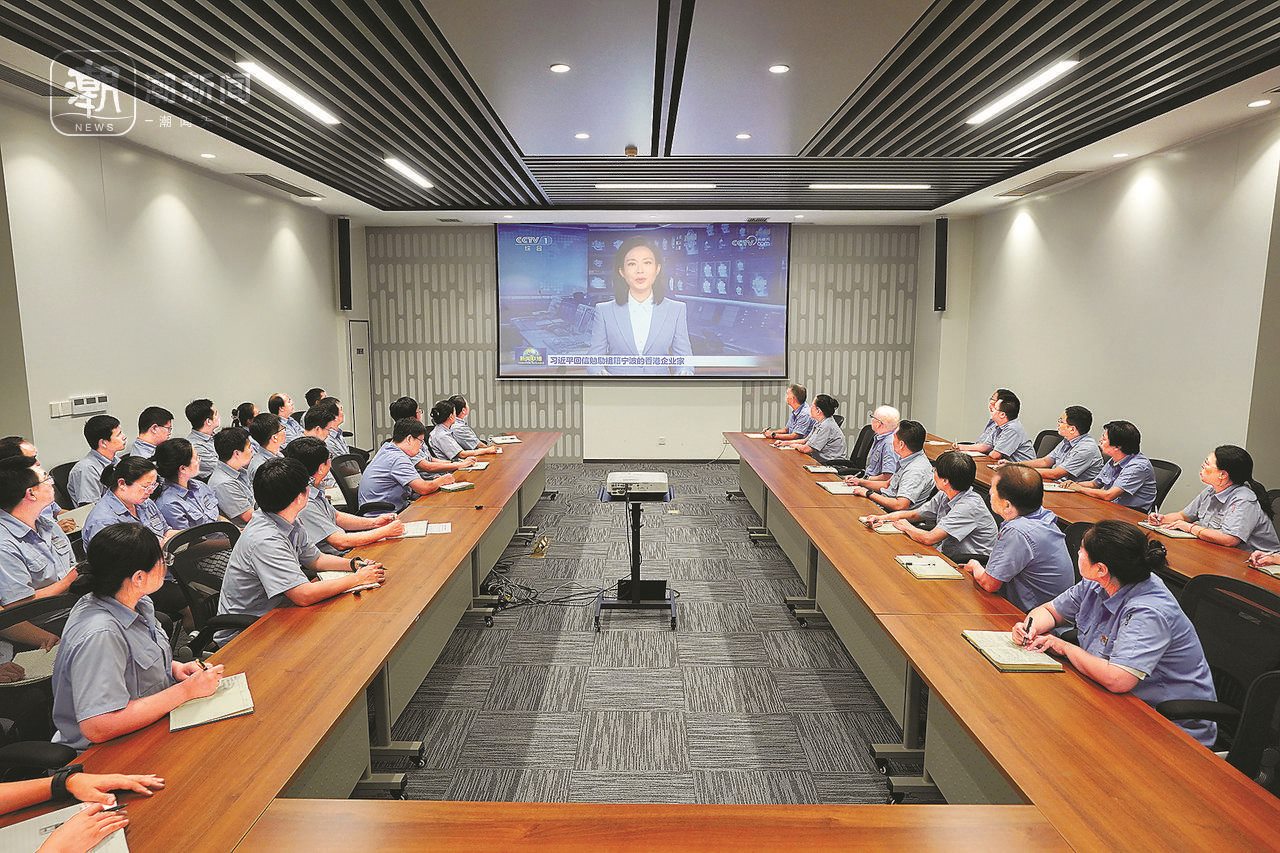 2024年8月1日晚，寧波永新光學(xué)股份有限公司員工集體觀看央視《新聞聯(lián)播》關(guān)于國家主席習(xí)近平給包陪慶、曹其鏞等祖籍寧波的香港企業(yè)家回信的報道。潮新聞記者 賀元凱 彭鵬 周旭輝 攝