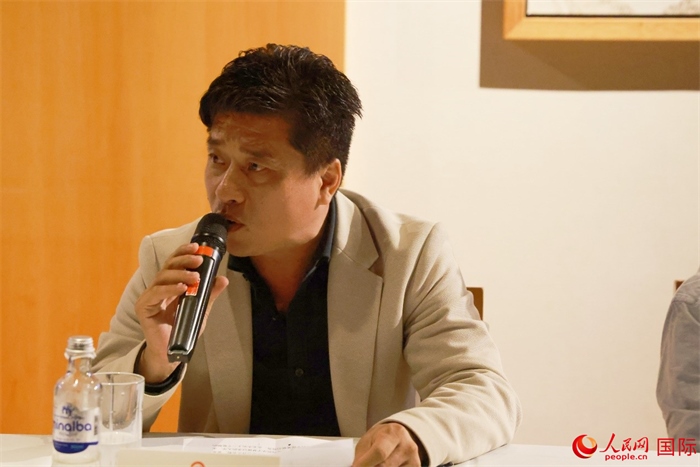 巴西中國浙江商會會長鄭俠茂在座談會上致辭。人民網(wǎng)記者 陳海琪攝