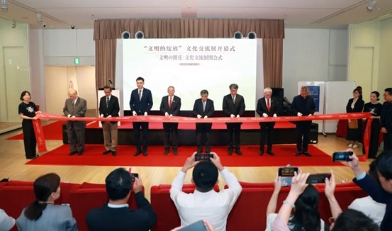 中外嘉賓共同為“文明的綻放”文化交流展開幕式剪彩。中國(guó)外文局國(guó)際傳播發(fā)展中心供圖