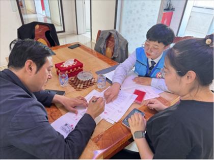 棋蒙政務(wù)企業(yè)服務(wù)中心幫辦代辦員為高老先生上門辦理業(yè)務(wù)。鄂托克旗政務(wù)服務(wù)與數(shù)據(jù)管理局供圖