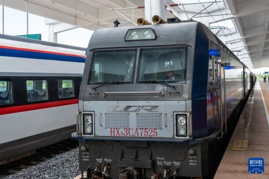 8月5日，由老撾籍火車司機(jī)獨(dú)立駕駛的滿載貨物的列車駛出中老鐵路萬(wàn)象站。新華社發(fā)（凱喬 攝）