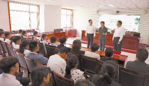 圖③：干警以表演節(jié)目的形式宣傳保護(hù)生態(tài)環(huán)境的法律法規(guī)。