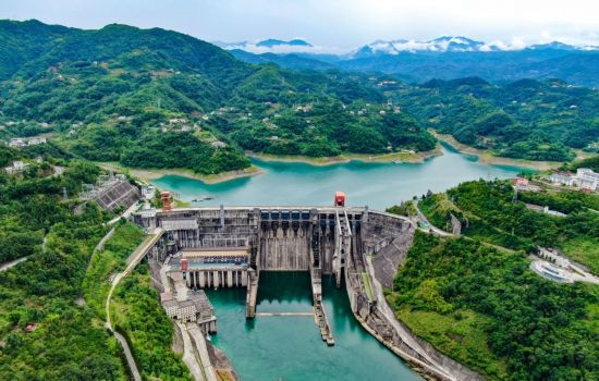 這是陜西安康水電站大壩（2024年6月21日攝，無人機(jī)照片）。新華社記者 蔡湘鑫 攝