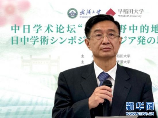 圖為中國(guó)駐日本大使館教育處公使銜參贊杜柯偉發(fā)表致辭。（武漢大學(xué)供圖）