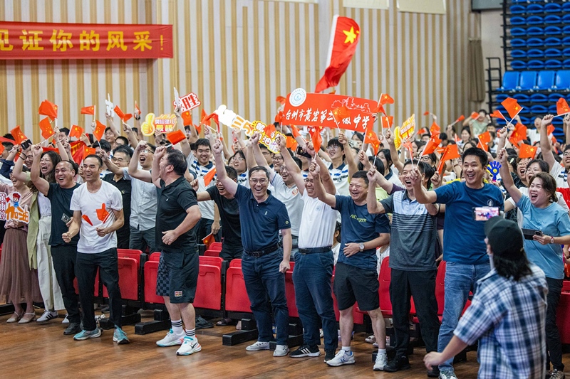 北京時間7月27日，2024年巴黎奧運會首個比賽日，在射擊10米氣步槍混合團體比賽中，中國選手黃雨婷/盛李豪獲得金牌。圖為黃雨婷的母校師生們通過收看奧運直播的方式為她加油助威。