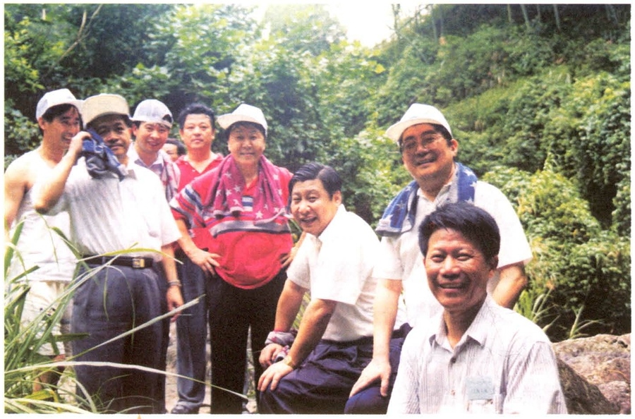 1999年6月，習(xí)近平在福州森林公園參加紀念毛主席“發(fā)展體育運動，增強人民體質(zhì)”題詞47周年登山健身活動。（資料照片，來源：《習(xí)近平在福建》（下））