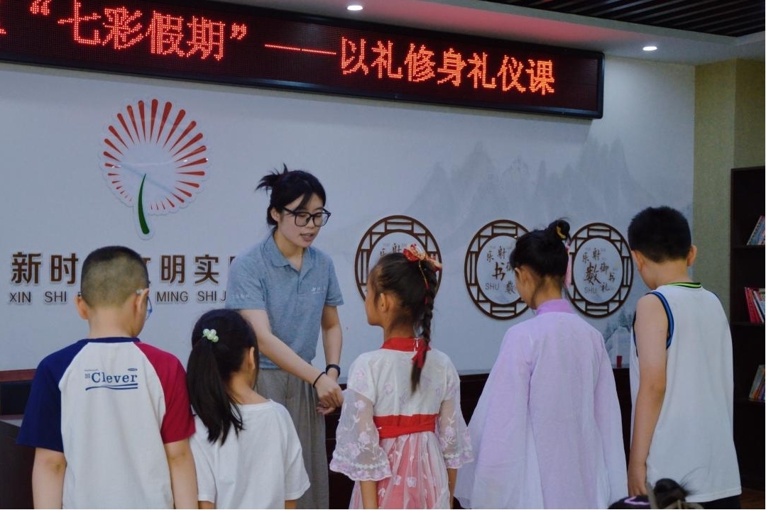 曲阜市小雪街道如意社區(qū)新時代文明實踐站以禮修身禮儀課。謝婉瑩 攝