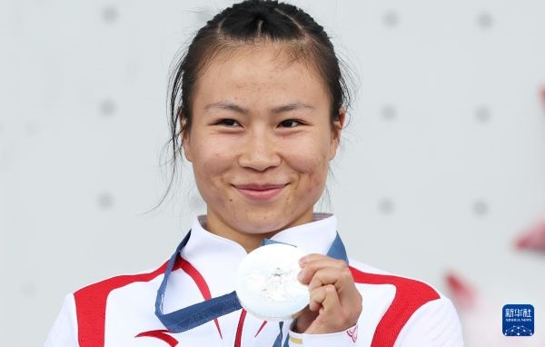 北京時(shí)間8月7日，在巴黎奧運(yùn)會(huì)攀巖女子速度賽比賽中，中國選手鄧麗娟獲得銀牌。圖為亞軍中國選手鄧麗娟在頒獎(jiǎng)儀式上。新華社記者 高靜 攝