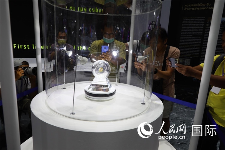 “嫦娥五號”探測器從月球帶回的月球樣品在泰國展出。人民網(wǎng)記者簡承淵攝