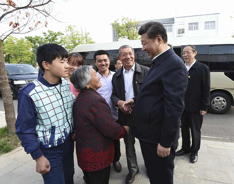 2016年4月25日，習(xí)近平在安徽省滁州市鳳陽縣小崗村看望當(dāng)年大包干帶頭人嚴(yán)金昌（右三）一家。