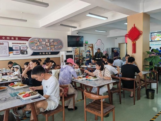 清水灣社區(qū)食堂坐滿了前來就餐的居民。新華社記者 鄒欣媛 攝