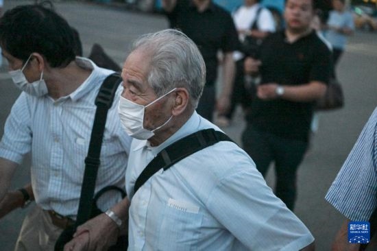 8月12日晚，侵華日軍第七三一部隊（簡稱“731部隊”）“少年隊”原隊員清水英男，乘機抵達哈爾濱。新華社記者 王松 攝