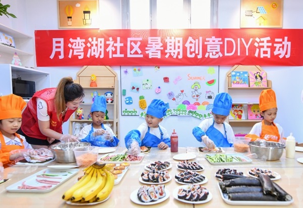 漯河市月灣湖社區(qū)青少年活動(dòng)室里，志愿者教孩子們做手工。 齊國(guó)霞攝