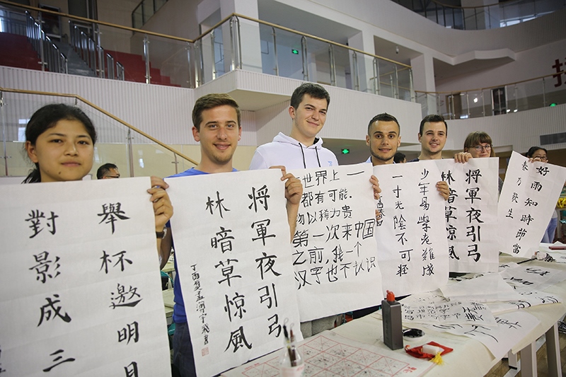 2017年6月5日，來(lái)自青島大學(xué)和中國(guó)石油大學(xué)（華東）的外國(guó)留學(xué)生在展示現(xiàn)場(chǎng)完成的書法作品。