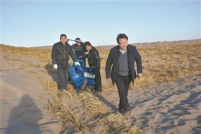 徐先英（右一）帶隊(duì)在沙漠腹地試驗(yàn)新型手扶式小沙障機(jī)。受訪(fǎng)者供圖