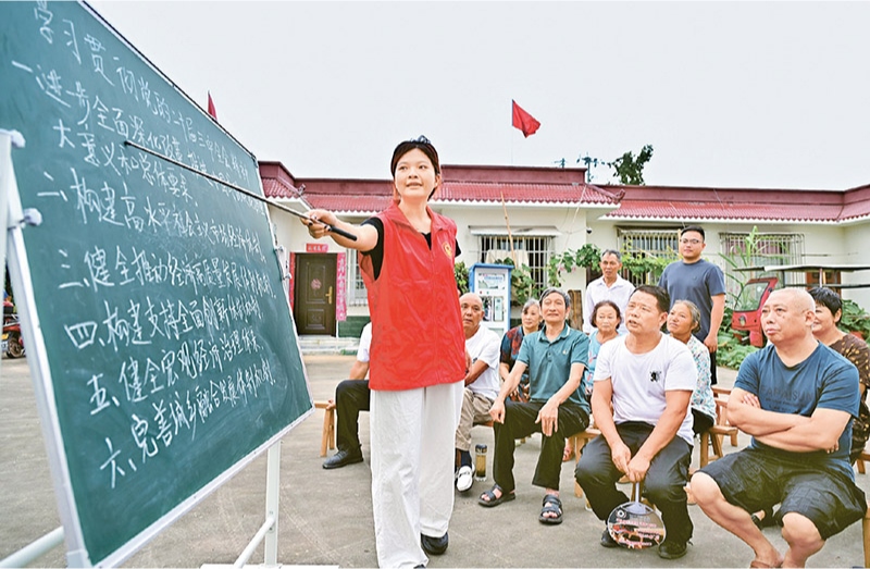 學(xué)習(xí)好貫徹好黨的二十屆三中全會(huì)精神，是當(dāng)前和今后一個(gè)時(shí)期全黨全國(guó)的一項(xiàng)重大政治任務(wù)。圖為2024年7月27日，四川省眉山市仁壽縣“小黑板”宣講小分隊(duì)，向基層黨員干部群眾宣講黨的二十屆三中全會(huì)精神。 人民圖片 潘帥/攝