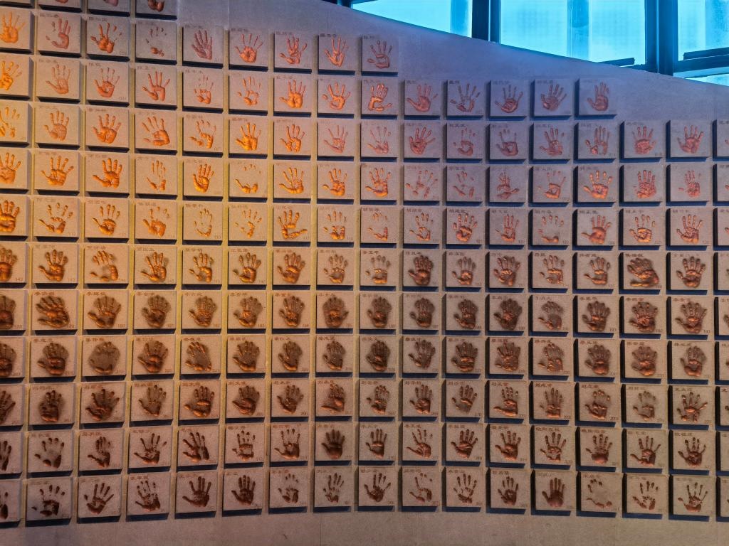 圖為侵華日軍南京大屠殺遇難同胞紀念館“三個必勝”展廳排列的648個鮮紅的手?。ň植浚?。新華社記者 邱冰清 攝