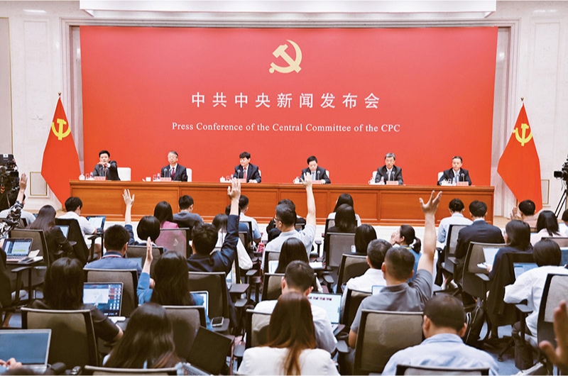 黨的二十屆三中全會(huì)是在以中國(guó)式現(xiàn)代化全面推進(jìn)強(qiáng)國(guó)建設(shè)、民族復(fù)興偉業(yè)的關(guān)鍵時(shí)期召開的一次十分重要的會(huì)議。圖為2024年7月19日，中共中央舉行新聞發(fā)布會(huì)，介紹和解讀黨的二十屆三中全會(huì)精神。 新華社記者 金立旺/攝