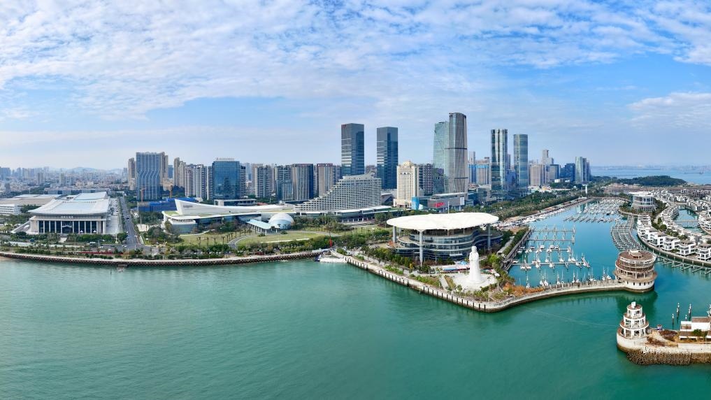 2024年1月24日拍攝的廈門國(guó)際會(huì)議中心、環(huán)島路一帶濱海城市景觀。新華社記者姜克紅攝