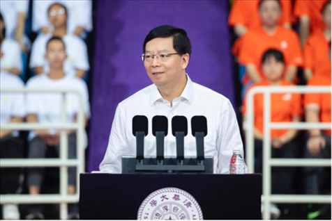 邱勇為新生講授開學(xué)第一課。學(xué)校供圖