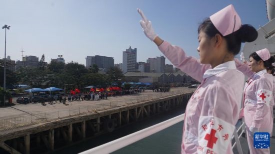 當?shù)貢r間8月16日上午10時許，執(zhí)行“和諧使命-2024”任務(wù)的中國海軍“和平方舟”號醫(yī)院船圓滿結(jié)束對莫桑比克的訪問，駛離馬普托港，前往本次任務(wù)第五站南非。新華社發(fā)（曹春耀 攝）