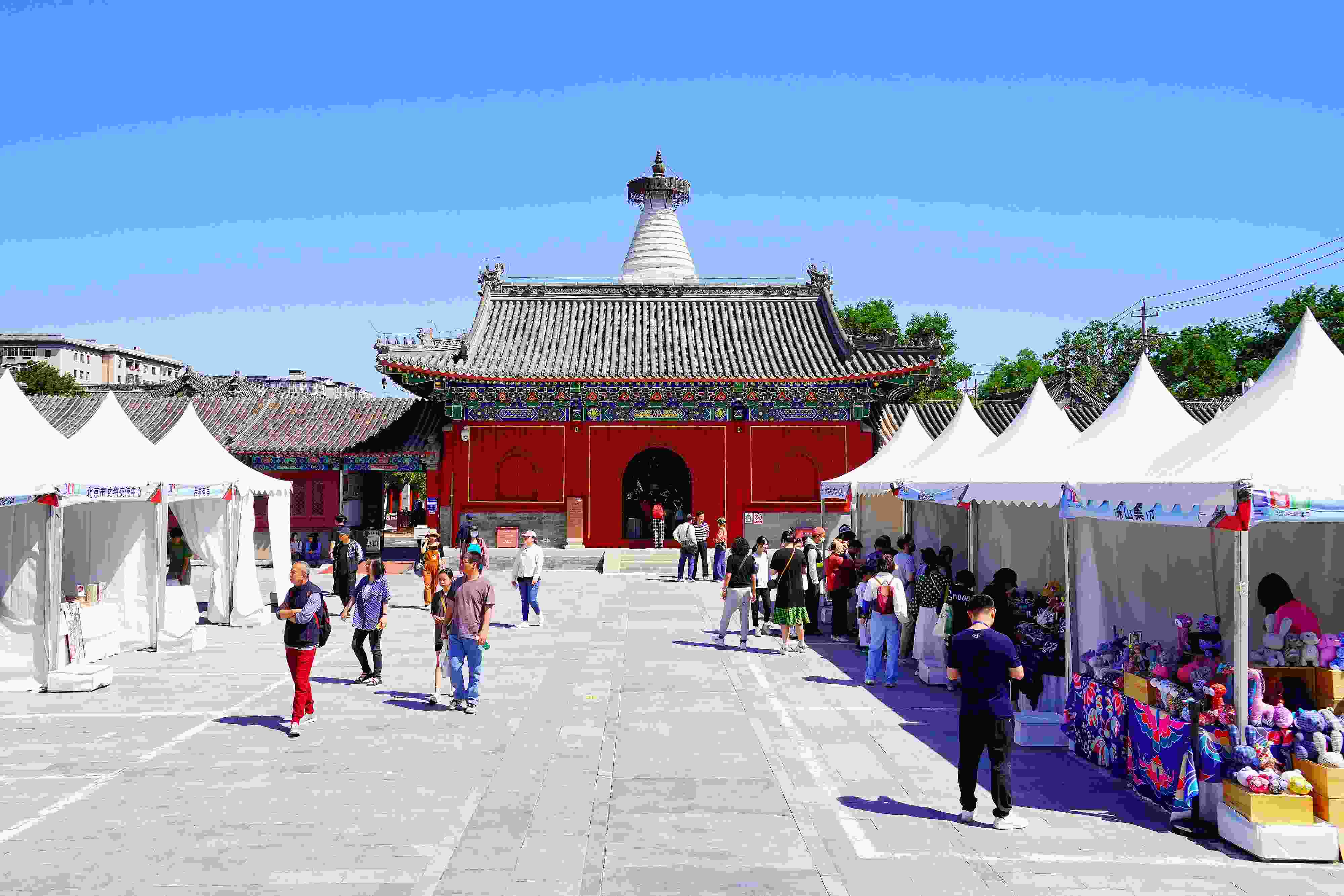 2024年5月，“北京白塔文化市集”在已有700余年歷史的妙應(yīng)寺白塔下舉行。