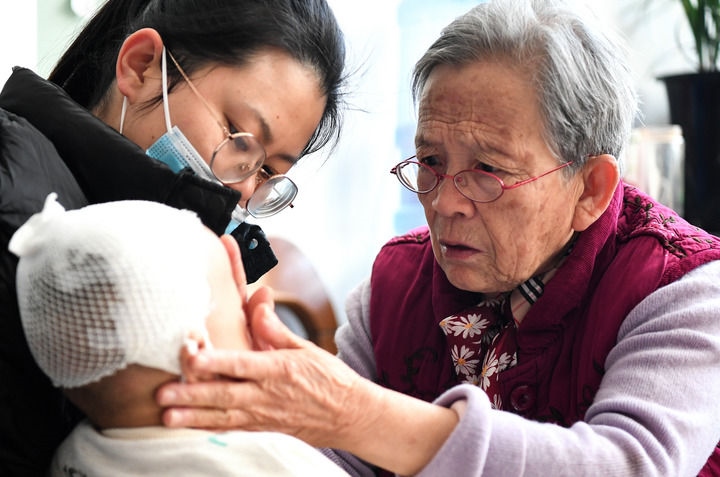 2022年11月16日，在陜西省榆林市佳縣，路生梅（右）在家中為患兒義診。 新華社發(fā)（鄒競(jìng)一 攝）